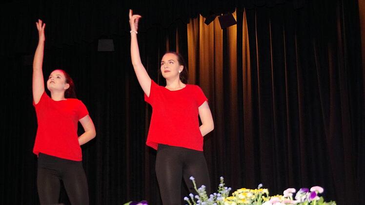 Das Tanzduo Luisa Förtsch und Lisa-Marie EngelhardtHeike Schülein