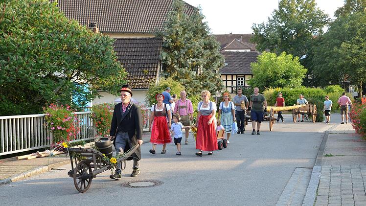 Der Kirchweihbaum wird eingeholt.  Foto: Jasmin Herbst