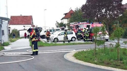Die Feuerwehren aus dem Gemeindebereich Weitramsdorf zeigten bei der Übung am und im ASB-Wohnpark ihr ganzes Können.  Foto: Lothar Weidner