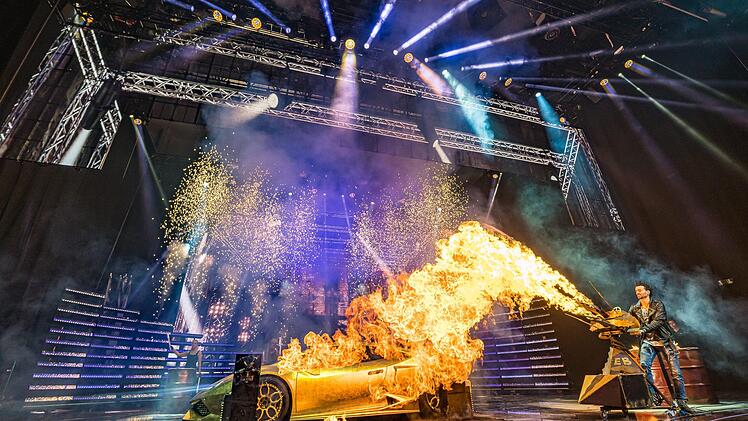 In ihrer neuen Show "Dream & Fly" wollen die Ehrlich Brothers aus Flammen einen Lamborghini schmieden. Foto: Ralph Larmann/Ehrlich Brothers Presseportal