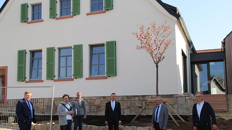Vor der neu gepflanzten Zierkirsche am generalsanierten Gebäude.  Hilmar Ruppert