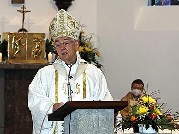 Erzbischof Ludwig Schick bei seiner Predigt in der sanierten Wolfersgrüner Kirche .