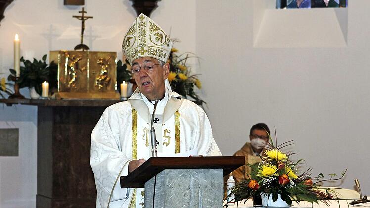 Erzbischof Ludwig Schick bei seiner Predigt in der sanierten Wolfersgrüner Kirche .