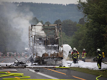 Lastwagen auf Autobahn in Vollbrand: Massiver Rettungseinsatz im Landkreis Ansbach