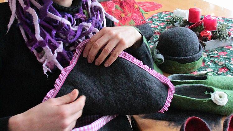Christine Kraus filzt aus Leidenschaft: Taschen, Hüte Pantoffeln, alles was das Herz begehrt.