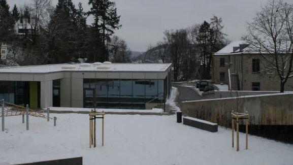 Zentral zwischen Grund- und Realschule liegt die neue Mensa in Eltmann, hier der Blick von der Realschule aus.  Fotos: Sabine Weinbeer