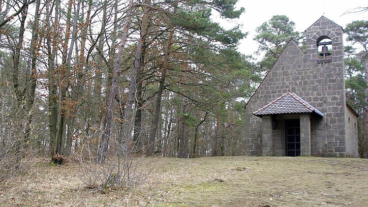Der an der Kohlenbergkapelle geplante Ruheforst der Gemeinde Fuchsstadt stieß in der Bürgerversammlung nicht nur auf Gegenliebe. Anwesende monierten, das Projekt sei überflüssig und bringe nur Kosten mit sich. Foto: Winfried Ehling