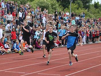 Schnellster Sprinter der Realschule mit 11,9 Sekunden: Nikolai Masel (rechts). Markus Ritschel (12,5), Timo Hain (12,7) und Stefan Luthard (12,2/von links) kommen da nicht ganz mit. Fotos: Stephan Tiroch