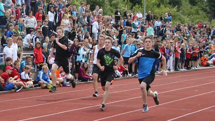 Schnellster Sprinter der Realschule mit 11,9 Sekunden: Nikolai Masel (rechts). Markus Ritschel (12,5), Timo Hain (12,7) und Stefan Luthard (12,2/von links) kommen da nicht ganz mit. Fotos: Stephan Tiroch