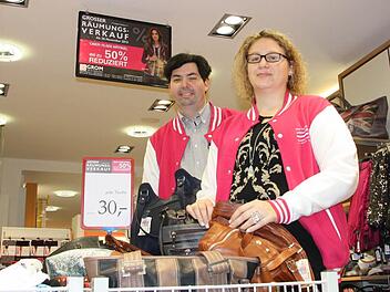 Heiko Grom und seine Frau Tanja bereiten Waren für den Räumungsverkauf vor. Foto: Ralf Ruppert