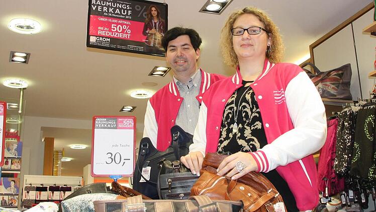 Heiko Grom und seine Frau Tanja bereiten Waren für den Räumungsverkauf vor. Foto: Ralf Ruppert