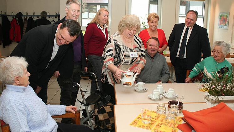 Die Stimmung im "Treffpunkt Storchenblick" war von Anfang an heiter. Im Bild Bürgermeister Ludwig Wahl, Behindertenbeauftragter Hans Götz, Fachberaterin Rosi Schmitt, die Betreuerinnen Anita Griesbeck und Irmtraut Spindler, ASB-Vorsitzender Jürgen Seiermann (von links). Sitzend die betreuten Senioren