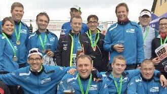 Die Weilersbacher Feuerwehrmänner um Stephan Hack (unten, 2.v.li.) richten im April zum zweiten Mal den Frühjahrslauf aus.  Foto: Heidi Amon