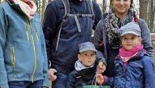 Diese Familie, die ihren Namen nicht preisgegeben hat, durfte ein Geschenk entgegennehmen.  Foto: Bayerische Staatsforsten