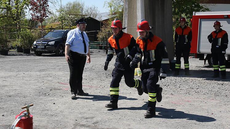 Und Action! Bilder vom Erwachsenenleistungsmarsch der oberfränkischen Feuerwehren in Großheirath (Landkreis Coburg). Fotos: Michael Stelzner