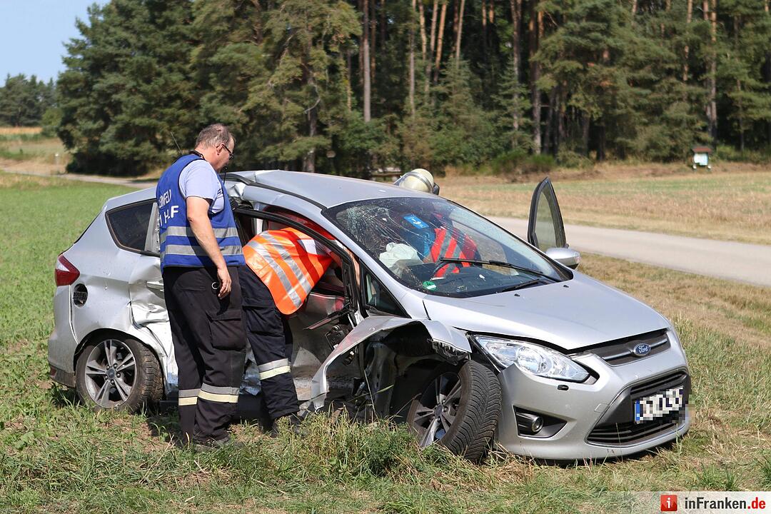 Beim Abbiegen Verkehr übersehen - Zwei Verletzte bei Zusammenstoß