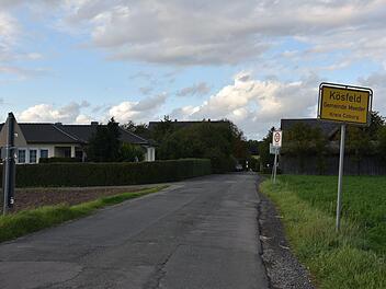 Mit der Buckelpiste im Meederer Gemeindeteil Kösfeld soll es bald ein Ende haben. Der Gemeinderat beschloss die Straße von der Ortsmitte bis zum Ortsende Richtung Staatsstraße 2205 zu sanieren.  Foto: Gabi Arnold