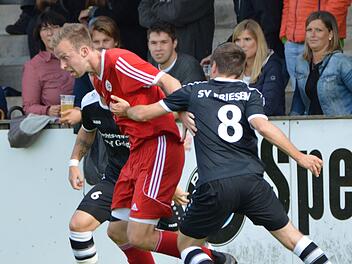 Das Traumtor von Steffen Hönninger (rotes Trikot), der  sich hier gegen Hannes Nützel (Nr. 8) durchsetzt, raubte dem SV Friesen in Lichtenfels  den durchaus möglichen Sieg.   Im Heimspiel gegen den TSV Neudrossenfeld ist der Einsatz von Nützel fraglich.  Gunther Czepera