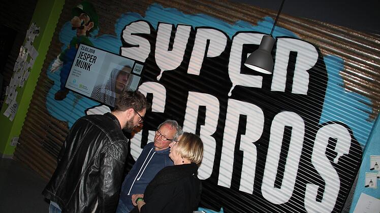 Vor Graffiti-Wänden trafen sich die Fans zum Small-Talk. Foto: Stephan Stöckel.