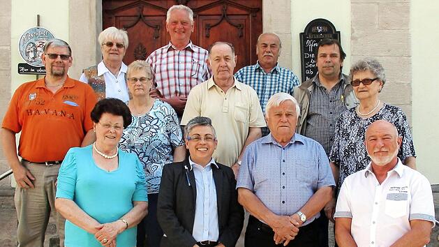 Vorsitzende Edite Maria Kolb-de Souza Leao (vorn Zweite v. l.) und ihr Team sowie Zweiter B&uuml;rgermeister Bruno Beierlorzer (hinten Mitte) und Frauenbeauftragte Gisela Mertens (M. r.). Bereits seit 30 Jahren dabei sind Irene Michel (hinten Zweite v. l.) und Roland Krappmann (vorn r.)