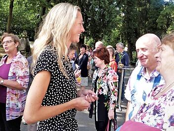Nach dem Gottesdienst konnten sich die Kirchenmitglieder von Pfarrerin Stephanie Mages verabschieden. Fotos: Werner Reißaus
