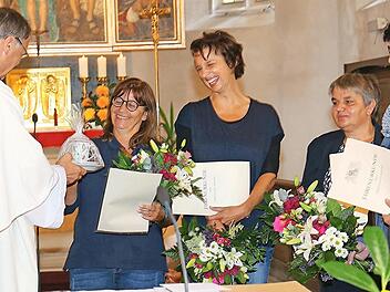 Stadtpfarrer Georg Birkel ehrte das verdiente Kinderhauspersonal Marion Morgenroth, Christine Ott, Anita Wudy und Manuela Geldner.  Fotos: Gerd Klemenz