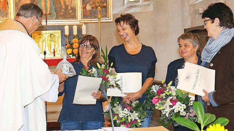 Stadtpfarrer Georg Birkel ehrte das verdiente Kinderhauspersonal Marion Morgenroth, Christine Ott, Anita Wudy und Manuela Geldner.  Fotos: Gerd Klemenz