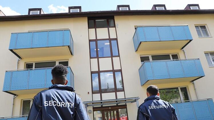 Vor den Eingängen steht Security. Foto: Barbara Herbst