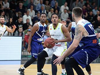 James Woodard (Mitte) war nicht nur am vergangenen Mittwoch im Europe Cup gegen Prishtina Bayreuther Topscorer, sondern führte das Medi-Team mit 26 Punkten nun auch in der Bundesliga zum Sieg.  Foto: Peter Mularczyk