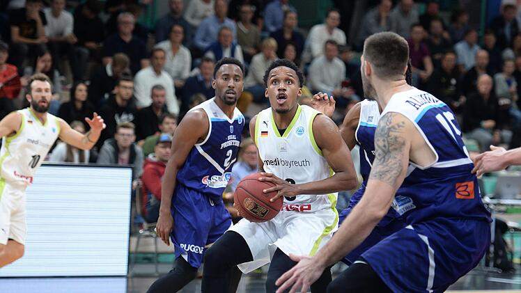 James Woodard (Mitte) war nicht nur am vergangenen Mittwoch im Europe Cup gegen Prishtina Bayreuther Topscorer, sondern führte das Medi-Team mit 26 Punkten nun auch in der Bundesliga zum Sieg.  Foto: Peter Mularczyk
