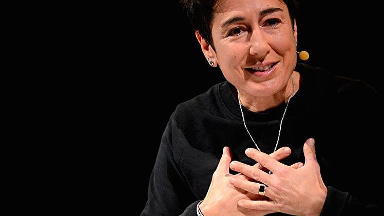 Dunja Hayali bei ihrer Lesung - beäugt von der Golden-Retriever-Hündin "Wilma"  Foto: Helmut Ölschlegel