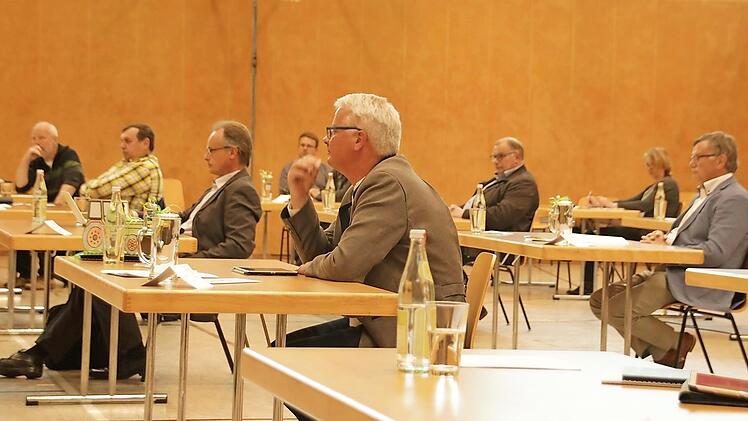 Weit auseinander standen die Tische und Stühle der Gemeinderäte bei der Abschlusssitzung in der Ebensfelder Turnhalle.