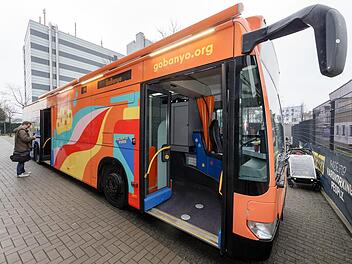 Seit Dezember 2019 gibt es in Hamburg diesen Bus, ein  durch Crowdfunding finanziertes Projekt. Er  bietet drei Wasch- und Duschräume für Obdachlose. Gibt es in Bamberg dafür auch Bedarf? Foto: Markus Scholz/dpa