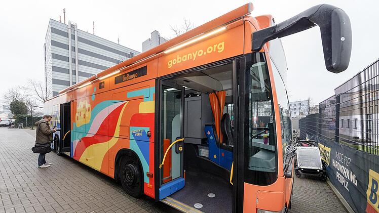 Seit Dezember 2019 gibt es in Hamburg diesen Bus, ein  durch Crowdfunding finanziertes Projekt. Er  bietet drei Wasch- und Duschräume für Obdachlose. Gibt es in Bamberg dafür auch Bedarf? Foto: Markus Scholz/dpa