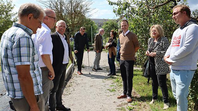Benni (r.) will wieder zurück in die Arbeitswelt. Den Mitgliedern des Aischgründer Rotary-Clubs berichtet er von seiner erfolgreichen Qualifizierungsmaßnahme.