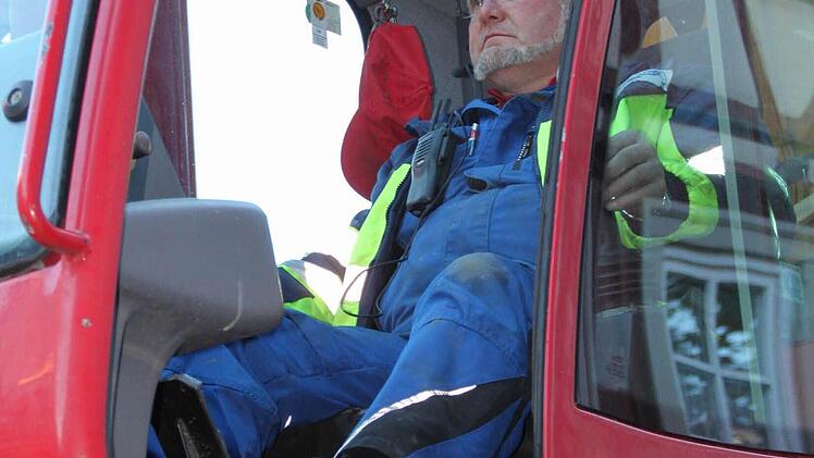 Josef Weber hält ständigen Funkkontakt, da er keinen Blick auf die Balkonelemente hat.