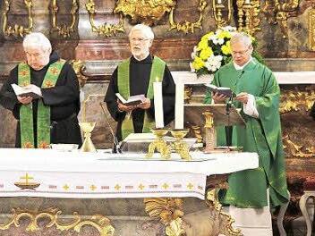 Ordensjubiläen: Pater Winfried Pfeuffer (links) hat sein Gelübde vor 50 Jahren abgelegt, Pater Manfred Jasper (rechts) vor 60 Jahren. Dazwischen Prior Wilfried Balling und Provinzial Pater Alfons Tony.  Foto: Britz