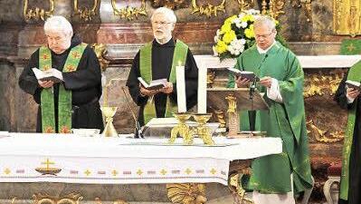 Ordensjubiläen: Pater Winfried Pfeuffer (links) hat sein Gelübde vor 50 Jahren abgelegt, Pater Manfred Jasper (rechts) vor 60 Jahren. Dazwischen Prior Wilfried Balling und Provinzial Pater Alfons Tony.  Foto: Britz