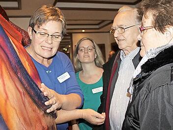 Die Ärztin Regina Biesenecker erklärt Besuchern die Funktion des Herzens. Fotos: Veronika Schadeck