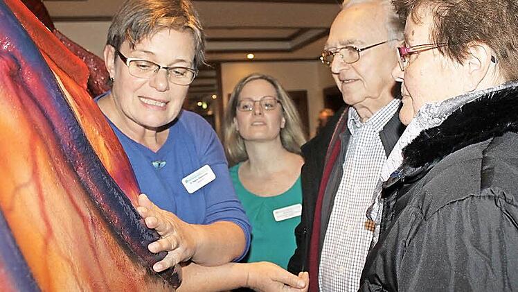 Die Ärztin Regina Biesenecker erklärt Besuchern die Funktion des Herzens. Fotos: Veronika Schadeck