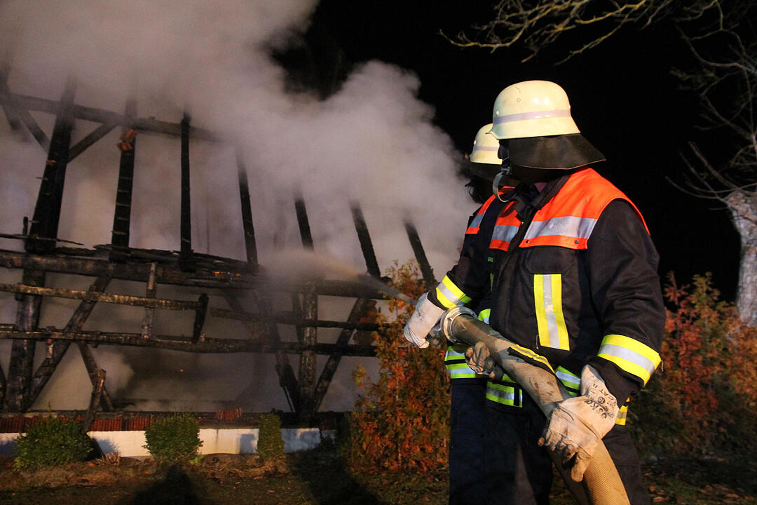 Scheune in der Silvesternacht niedergebrannt - Silvesterrakete vermutlich brandursŠchlich