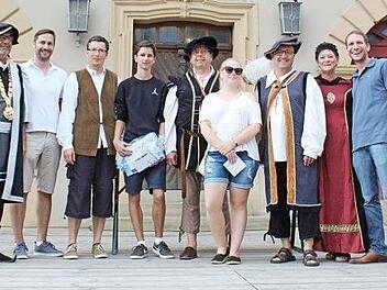 Auf der Bühne des Altstadtfestes vor dem Rathaus wurden die Gewinner gezogen. Foto: Adelheid Waschka