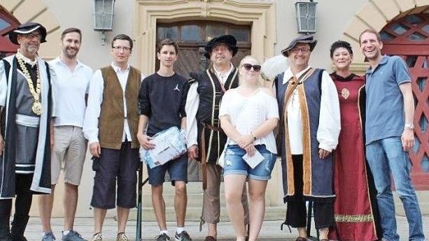 Auf der Bühne des Altstadtfestes vor dem Rathaus wurden die Gewinner gezogen. Foto: Adelheid Waschka