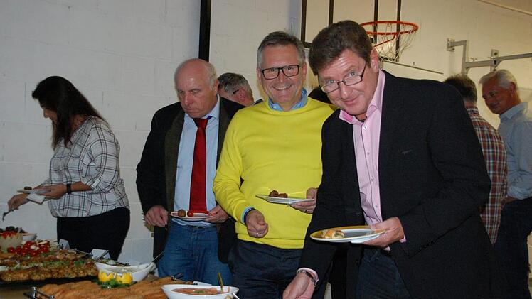 St&auml;rkung am kalten B&uuml;ffet der Men&uuml;faktur: (von links) GerhardM&uuml;ller, Hans-Peter Brendel und Rainer Ludwig.Uschi Prawitz