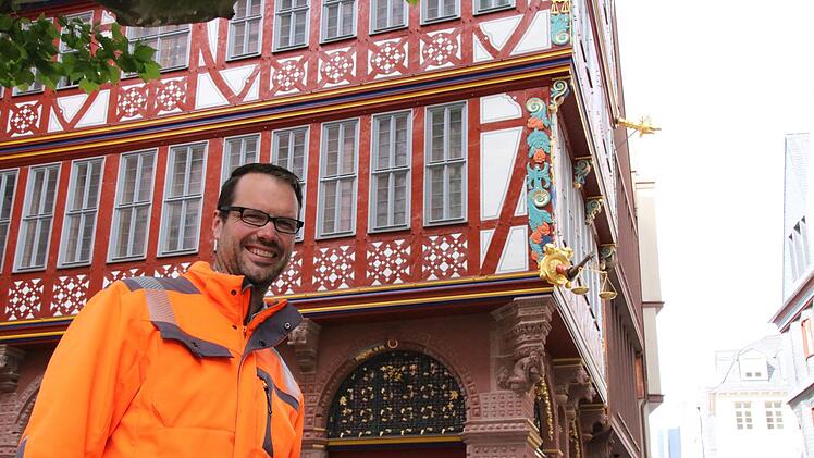 Steinmetz-Kunst unten, nachgebautes Fachwerk oben und vergoldete Schmuckelemente: Stefan Falkenberg aus Aschach hat unter anderem an der "Goldenen Waage" am Dom mitgebaut. Ralf Ruppert