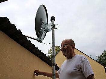 Karl Beudert hat auf Satellit umgestellt. Er will sichergehen, dass er die Fußballweltmeisterschaft anschauen kann.  Foto: Thomas Malz