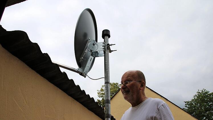Karl Beudert hat auf Satellit umgestellt. Er will sichergehen, dass er die Fußballweltmeisterschaft anschauen kann.  Foto: Thomas Malz