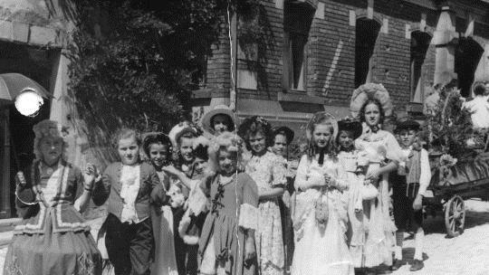 Hannelore "Lilo" Wind (l.), eine geborene Heim aus Kronach, freute sich mit den anderen Kindern auf den Umzugsbeginn beim Kronacher Freischießen. Die Vorbereitungen waren für sie sehr aufregend. Foto: privat
