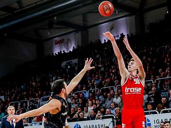 Arnoldas Kulboka (r.)  steigt gegen Adika Peter-McNeilly zum Dreier hoch. Der Litauer erzielte 14 seiner 17 Punkte in der ersten Halbzeit. Fotos: Daniel Löb
