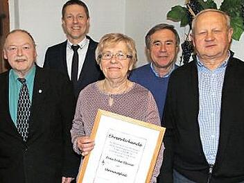 Der Gesangverein Blumenrod ernannte Erika Steiner zum Ehrenmitglied. Von links: Günter Georg, Bürgermeister Marco Steiner, Erika Steiner, Wilfried Steinert und Günther Steiner  Foto: Desombre